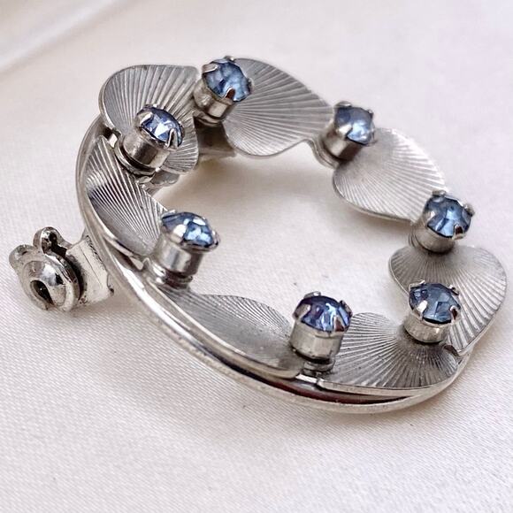 Vintage 1960’s Era Textured Leaf Blue Rhinestone Wreath Circle Brooch - Picture 6 of 11